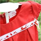 RUBAN ACUFACTUM PETITE FILLE ET CHAT - ROUGE - 2CM - LE ROULEAU 20 M