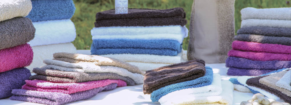 Toiles à broder Milpoint, posées sur un meuble tissu au pavillon du fil, l'atelier showroom Milpoint.