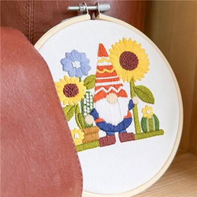KIT BRODERIE AVEC TAMBOUR 15 CM - GNOME DE JARDIN