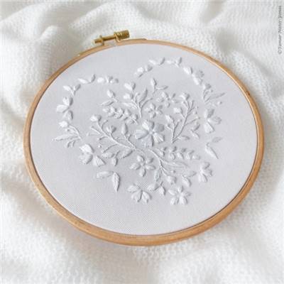 WHITE HEART - KIT BRODERIE 21X21CM - TAMBOUR NON INCLUS - TAMAR NY