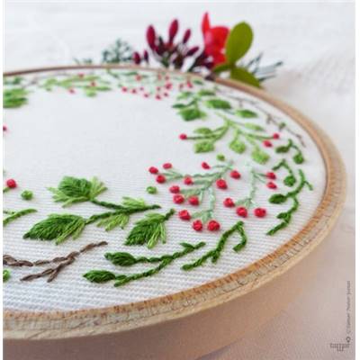 CHRISTMAS CROWN - KIT BRODERIE 16X16CM - TAMBOUR NON INCLUS-TAMAR NY