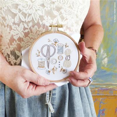 KNIT AND STITCH - KIT BRODERIE 16X16CM - TAMBOUR NON INCLUS -TAMAR NY