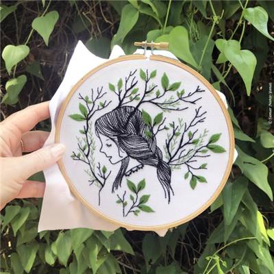 FOREST GIRL - KIT BRODERIE 21X21CM - TAMBOUR NON INCLUS - TAMAR NY