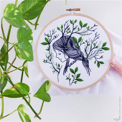 FOREST GIRL - KIT BRODERIE 21X21CM - TAMBOUR NON INCLUS - TAMAR NY