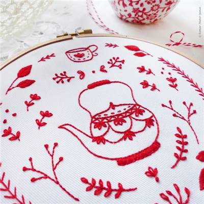 ANTIQUE RED KETTLE - KIT BRODERIE 21X21CM-TAMBOUR NON INCLUS-TAMAR NY
