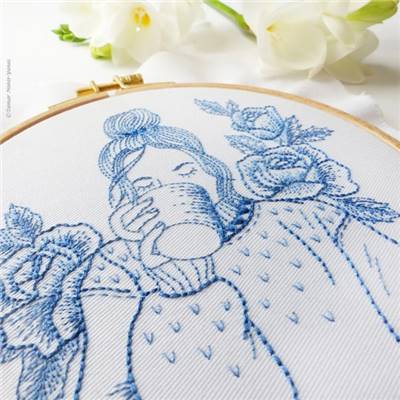 BLUE FLORAL LADY - KIT BRODERIE 21X21CM - TAMBOUR NON INCLUS-TAMAR NY