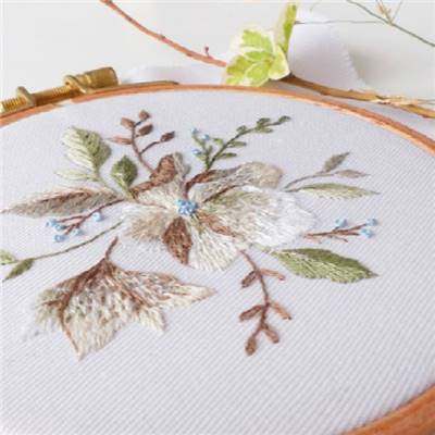 FALLING INTO BLOOM - KIT BRODERIE 16X16CM - TAMBOUR NON INCLUS