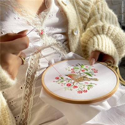 CHRISTMAS ROBIN BIRD-KIT BRODERIE 21X21CM-TAMBOUR NON INCLUS-TAMAR NY