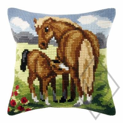 COUSSIN PT DE CROIX EN KIT 40 X 40 CM - JUMENT ET SON POULAIN