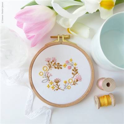 YELLOW PINK HEART - KIT BRODERIE 16X16CM - TAMBOUR NON INCLUS - TAMAR