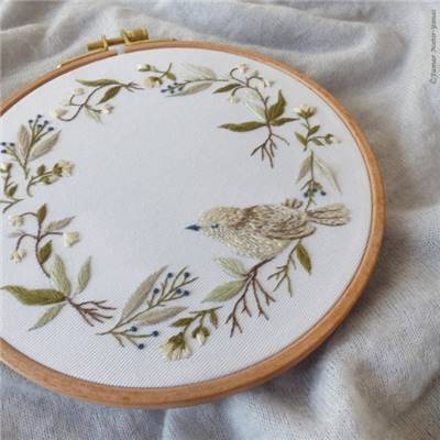 BIRD & WREATH - KIT BRODERIE 21X21CM - TAMBOUR NON INCLUS - TAMAR NY