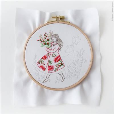 FESTIVE LADY & DEER-KIT BRODERIE 21X21CM-TAMBOUR NON INCLUS-TAMAR NY