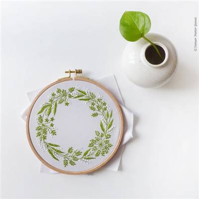 GREEN & WHITE WREATH - KIT BRODERIE 21X21CM - TAMBOUR NON INCLUS