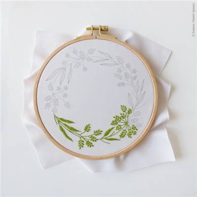 GREEN & WHITE WREATH - KIT BRODERIE 21X21CM - TAMBOUR NON INCLUS