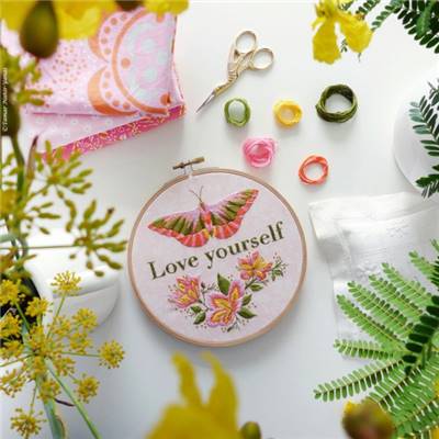 LOVE YOURSELF - KIT BRODERIE 21X21CM - TAMBOUR NON INCLUS