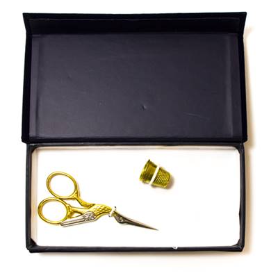 COFFRET CARTON AVEC CISEAUX CIGOGNE 11.5 CM DORES + DE A COUDRE