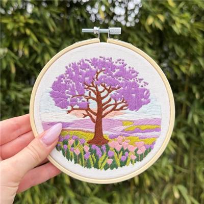 KIT BRODERIE AVEC TAMBOUR 15 CM - JACARANDA SUR LA PLAINE