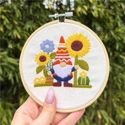 KIT BRODERIE AVEC TAMBOUR 15 CM - GNOME DE JARDIN