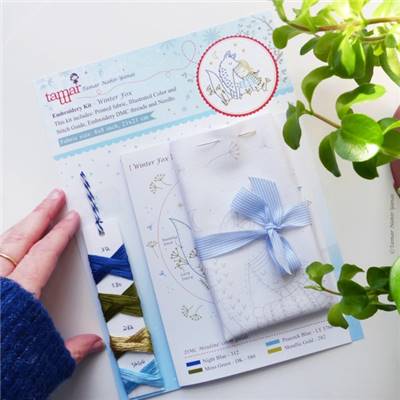 WINTER FOX - KIT BRODERIE 21X21CM - TAMBOUR NON INCLUS - TAMAR NY