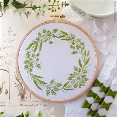 GREEN & WHITE WREATH - KIT BRODERIE 21X21CM - TAMBOUR NON INCLUS