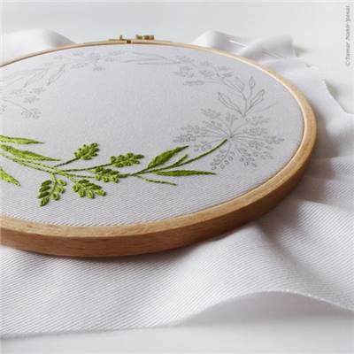 GREEN & WHITE WREATH - KIT BRODERIE 21X21CM - TAMBOUR NON INCLUS