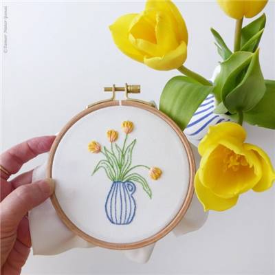 YELLOW TULIPS - KIT BRODERIE 16X16CM - TAMBOUR NON INCLUS - TAMAR NY