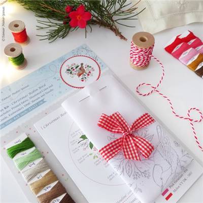 CHRISTMAS ROBIN BIRD-KIT BRODERIE 21X21CM-TAMBOUR NON INCLUS-TAMAR NY
